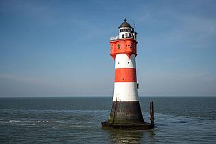 Sina Schuldt/dpa | Der Leuchtturm «Roter Sand» steht in der Nordsee vor Bremerhaven. (Archivbild)