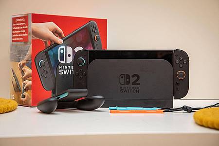 Christin Klose/dpa-tmn | Zum Start schickt Nintendo zwei Varianten in den Markt: Die Switch 2 allein für 470 Euro und die Konsole im Bundle mit «Mario Kart World» für 510 Euro.
