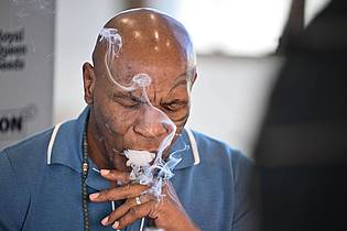 Sebastian Gollnow/dpa | Mike Tyson, Boxer und Unternehmer, rauchte am Freitag an einem Stand der Cannabis-Messe Mary Jane einen Joint. 