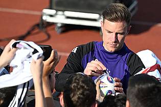 Federico Gambarini/dpa | Begehrtes Autogramm: Marc André ter Stegen erfüllt Fan-Wünsche nach dem öffentlichen Training in Herzogenaurach.