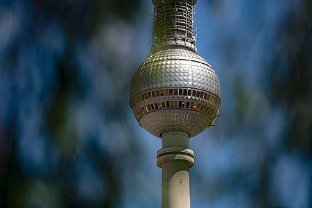 Paul Zinken/dpa | Die Kugel des Berliner Fernsehturms glänzt in der Sonne. (Archivbild)