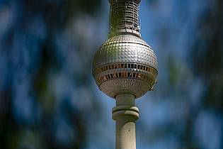 Paul Zinken/dpa | Die Kugel des Berliner Fernsehturms glänzt in der Sonne. (Archivbild)