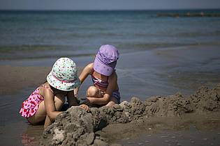 Silvia Marks/dpa-tmn | Eine Kopfbedeckung schützt nicht nur Kinder vor Sonne und Hitze.