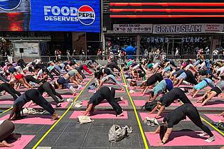 Christina Horsten/dpa | Trotz Hitzewelle versammeln sich Hunderte für Yoga auf dem Times Square. 