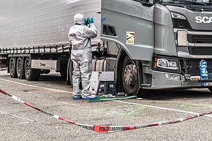 Fabian Koss/dpa | Zwei Trucker sind wegen gemeinschaftlichen Totschlags vor dem Landgericht Heilbronn angeklagt.(Archivbild) 