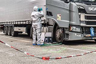 Fabian Koss/dpa | Zwei Trucker sind wegen gemeinschaftlichen Totschlags vor dem Landgericht Heilbronn angeklagt.(Archivbild) 