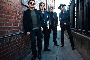 Clay Patrick McBride/Warner/dpa | Zum 50-jährigen Jubiläum gingen die Doobie Brothers Tom Johnston, John McFee, Michael McDonald, Patrick Simmons (l-r) zu viert auf Tournee.