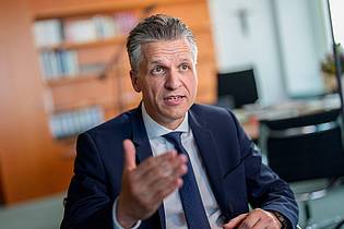 Michael Kappeler/dpa | Kanzleramtschef Frei kann sich nur schwer vorstellen, dass Freiwilligkeit reicht, um die Bundeswehr ausreichend zu vergrößern.
