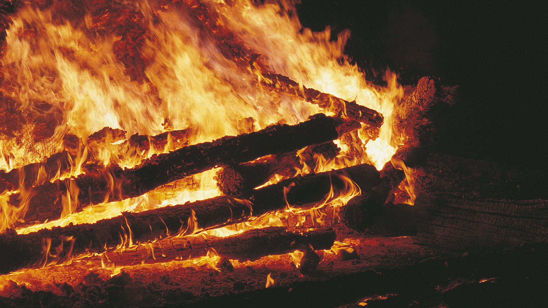 Feuer_Holz_Flammen_Scheite