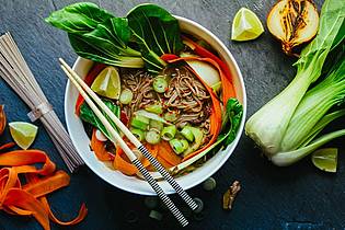 Aileen Kapitza/minzgruen.com/dpa-tmn | Asiatische Suppe mit viel Gemüse statt fettiger Pizza: Auch beim Essen bestellen kann man gesündere Entscheidungen treffen. 