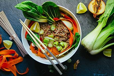 Aileen Kapitza/minzgruen.com/dpa-tmn | Asiatische Suppe mit viel Gemüse statt fettiger Pizza: Auch beim Essen bestellen kann man gesündere Entscheidungen treffen. 