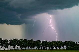 Patrick Pleul/dpa | Im Verlauf des Tages sind in Teilen Deutschlands starke Gewitter wahrscheinlich (Symbolbild).
