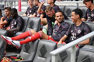 Sven Hoppe/dpa | Lässig auf der Ersatzbank: Leroy Sané (l) neben Jamal Musiala.