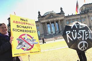 Wolfgang Kumm/dpa | In Deutschland wird immer wieder gegen Atomwaffen demonstriert. (Archivbild)