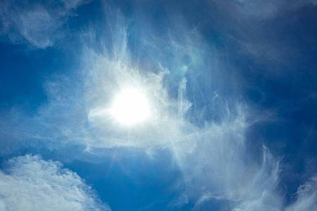 Markus Scholz/dpa | Sonne scheint an einem Sommertag.