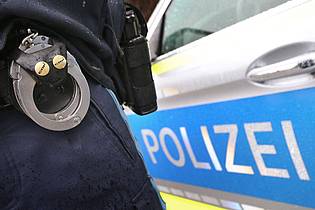 Karl-Josef Hildenbrand/dpa | Bei einem Einsatz in Schwerin sind Polizeibeamte angegriffen und verletzt worden. (Symbolbild)