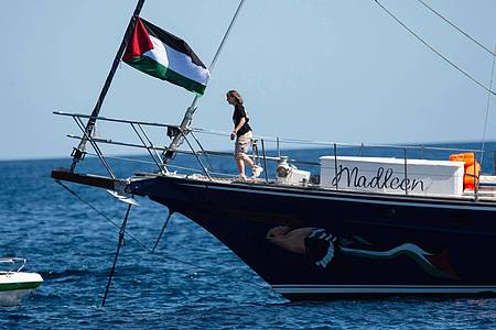 Salvatore Cavalli/AP/dpa | Aktivisten um Greta Thunberg wollen mit Hilfsgütern nach Gaza segeln. 
