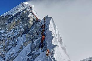 Kunga Sherpa/AP/dpa | Der Gipfel des Everest zieht Bergsteiger aus aller Welt magisch an - trotz zahlreicher Gefahren.
