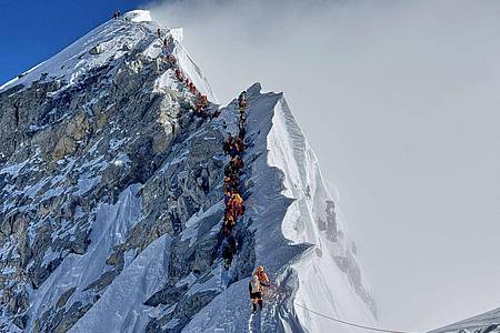 Kunga Sherpa/AP/dpa | Der Gipfel des Everest zieht Bergsteiger aus aller Welt magisch an - trotz zahlreicher Gefahren.