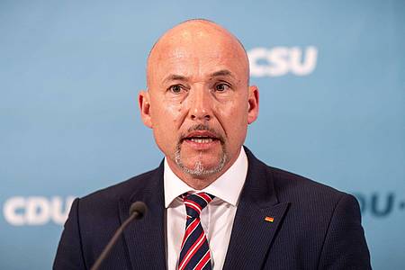 Michael Kappeler/dpa | Erhebt schwere Vorwürfe gegen Pro Asyl: CSU-Landesgruppenchef Alexander Hoffmann. (Archivbild)