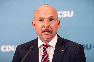 Michael Kappeler/dpa | Erhebt schwere Vorwürfe gegen Pro Asyl: CSU-Landesgruppenchef Alexander Hoffmann. (Archivbild)