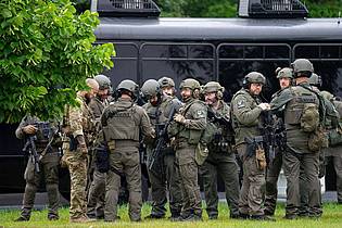 Alex Kormann/Star Tribune/AP/dpa | In Minnesota läuft eine großangelegte Fahndung nach dem Schützen - er soll sich als Polizist ausgegeben haben.