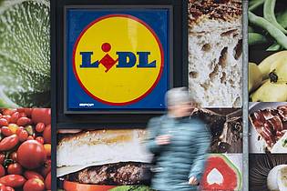 Marijan Murat/dpa | Das Unternehmen Tillman`s ruft eine bestimmte Wurstart zurück, der den Angaben zufolge bei Lidl verkauft wurde. (Archivbild)