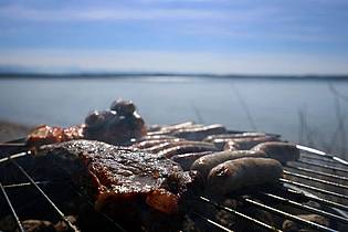 Karl-Josef Hildenbrand/dpa | Wichtig oder sehr wichtig ist der Klimaschutz einer Umfrage zufolge den wenigsten Menschen, wenn sie grillen. 