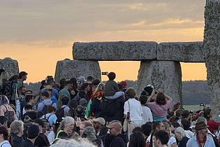 Zhanna Manukyan/PA Wire/dpa | Menschen versammeln sich aus vielen gründen am Steinkreis Stonehenge.