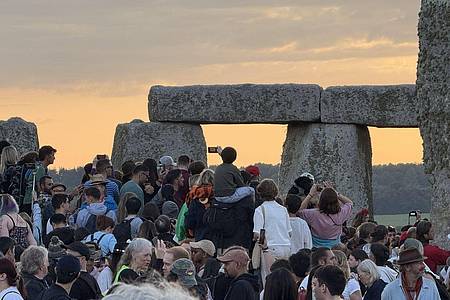 Zhanna Manukyan/PA Wire/dpa | Menschen versammeln sich aus vielen gründen am Steinkreis Stonehenge.