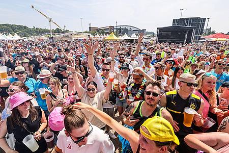 Christoph Reichwein/dpa | Tausende machen Party in Oberhausen.