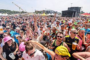 Christoph Reichwein/dpa | Tausende machen Party in Oberhausen.