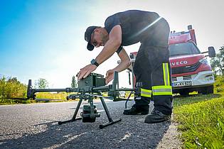 Heiko Rebsch/dpa | Mit Drohnen suchten Feuerwehren und Einsatzkräfte der Polizei am Dienstag nach einer angeblichen Großkatze im Umfeld des Geiseltalsees im südlichen Sachsen-Anhalt. Die großangelegte Aktion wurde mittlerweile eingestellt. 