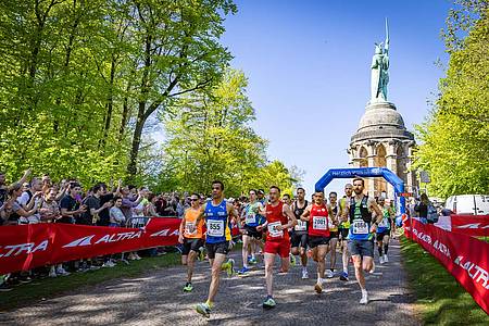 Läufer am Start des 53. Hermannslauf 2025