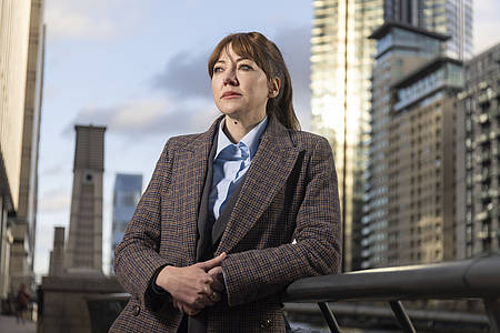 Philomena Cunk vor Hochhäusern