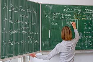 Patrick Pleul/dpa-Zentralbild/dpa | Die meisten Menschen im Öffentlichen Dienst sind an Schulen beschäftigt. (Symbolbild)