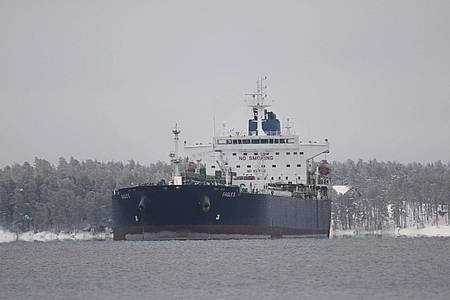 Vesa Moilanen/Lehtikuva/dpa | Mit einer Schattenflotte an Tankern versucht Russland die Beschränkungen für seinen Ölexport zu umgehen. (Archivbild)