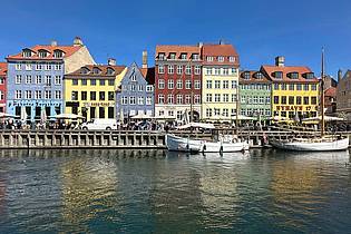 Steffen Trumpf/dpa/dpa-tmn | Passanten am Nyhavn in Kopenhagen. (Archivbild)
