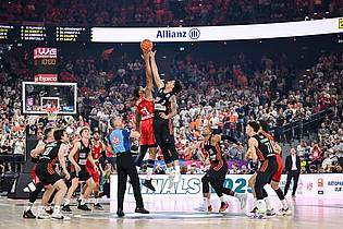 Harry Langer/dpa | Der FC Bayern München (rot) und Ratiopharm Ulm begegneten sich im dritten Finalspiel lange auf Augenhöhe.