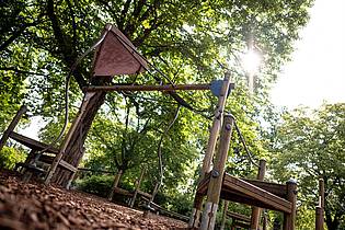 Fabian Sommer/dpa | Plötzlich fiel auf dem Kinderspielplatz ein Ast herunter, ein 39-Jähriger wurde erschlagen. (Symbolbild)