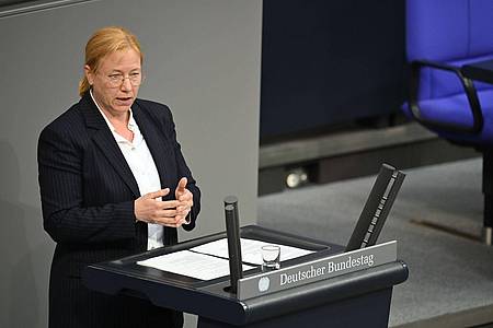 Katharina Kausche/dpa | Die stellvertretende SPD-Fraktionschefin Dagmar Schmidt kritisiert den Vorstoß von CDU-Generalsekretär Carsten Linnemann für einen harten Kurs beim Bürgergeld. (Archivbild)