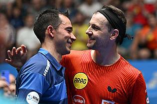 Arne Dedert/dpa | Das letzte Match der Karriere: Timo Boll gratuliert dem Brasilianer Hugo Calderano.