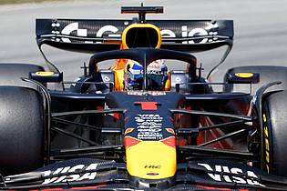 Joan Monfort/AP/dpa | Verstappen fehlt eine Sekunde auf Piastri.