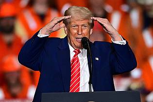 David Dermer/AP/dpa | Biden sei schon als Präsident nicht mehr geistig auf der Höhe gewesen, behauptet Trump. (Archivbild)