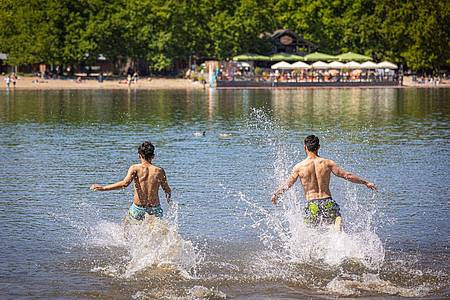 Moritz Frankenberg/dpa | Wo kann man bedenkenlos ins Wasser hüpfen? Die EU-Umweltagentur zeigt das in ihrem jährlichen Badegewässerbericht auf. (Archivbild)