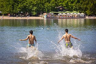 Moritz Frankenberg/dpa | Wo kann man bedenkenlos ins Wasser hüpfen? Die EU-Umweltagentur zeigt das in ihrem jährlichen Badegewässerbericht auf. (Archivbild)