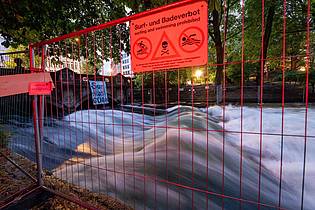 Peter Kneffel/dpa | Die Ermittlungen zum Unfalltod einer Surferin auf der Münchner Eisbach-Welle sind abgeschlossen. (Archivbild)