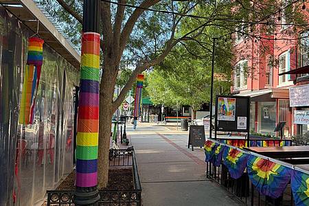 Franziska Spiecker/dpa | Viele Restaurants, Bars, Geschäfte und Vorgärten sind während der Worldpride mit Regenbogenflaggen dekoriert. 