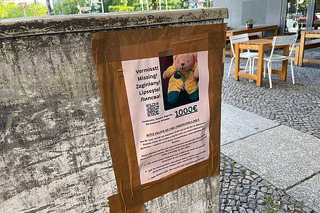 Christof Bock/dpa | Neben den Plakaten auf Deutsch bittet auch ein eigener Webauftritt auf Englisch, Polnisch, Rumänisch und Bulgarisch um Hinweise zu dem gestohlenen Plüschtier.