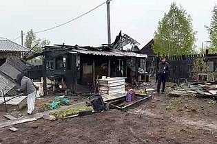 Russian Investigative Committee/TASS via ZUMA Press/dpa | Ein Beamter des russischen Ermittlungskomitees dokumentiert den Schauplatz eines Massenmordes an Teenagern in der Stadt Baikalsk. Bei einem Messerangriff während einer Geburtstagsfeier wurden vier Jugendliche getötet und vier weitere verletzt. Der mutmaßliche Angreifer starb im Feuer.